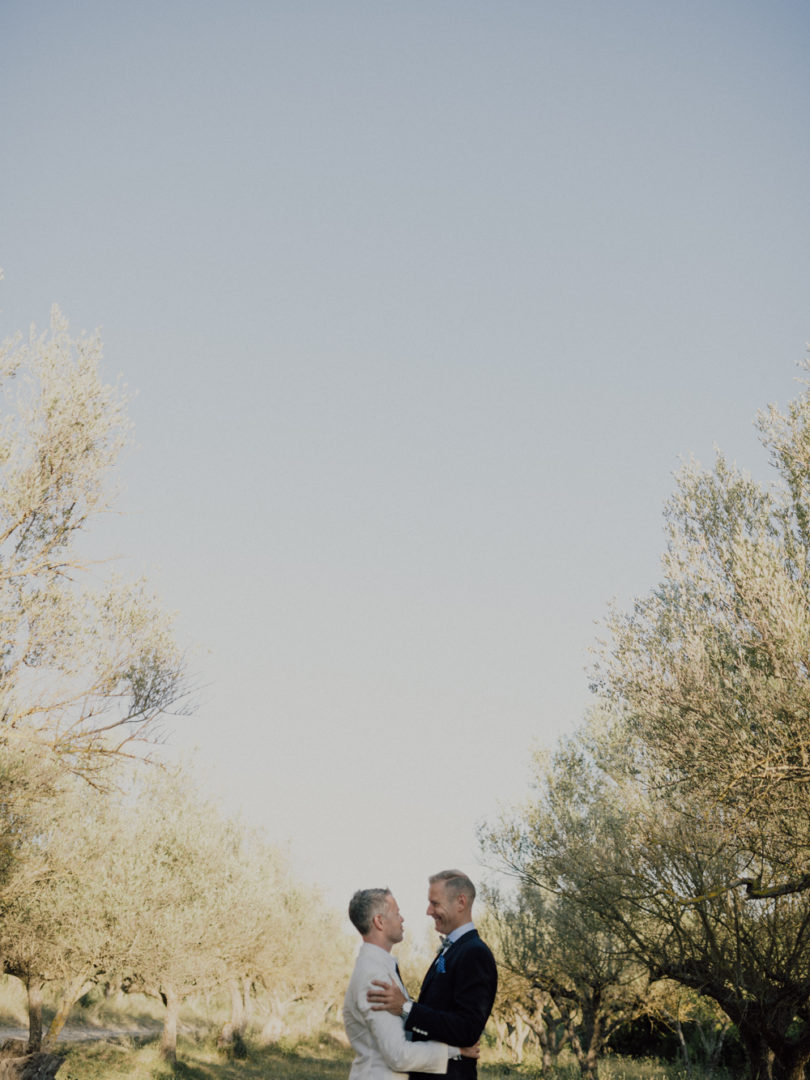 Un mariage en Provence au Chateau de Robernier - A découvrir sur le blog mariage www.lamarieeauxpiedsnus.com - Photos : Capyture / Fleurs : Big Day /