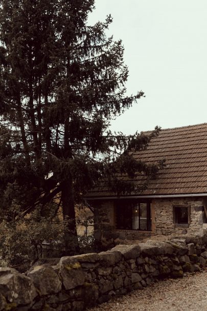 Un mariage aux Gites du Berger en Auvergne - Arty Photos - Blog mariage : La mariée aux pieds nus