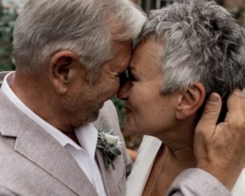 Un mariage autour d'un goûter au Château Rosa Bonheur près de Paris - Photos : Dalale Photography - Blog mariage : La mariée aux pieds nus