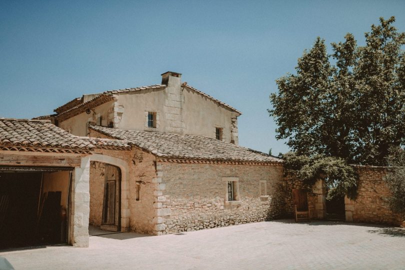 Un mariage au Hameau des Baux en provence - Photos : Reego - Blog mariage : La mariée aux pieds nus