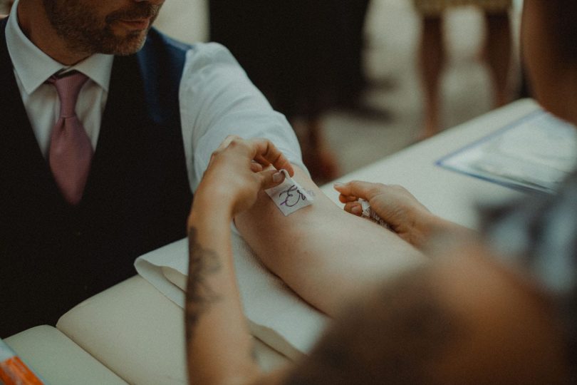 Un mariage au Hameau des Baux en provence - Photos : Reego - Blog mariage : La mariée aux pieds nus