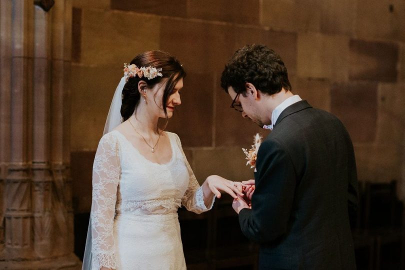 Un mariage en hiver à La Drille au bord de l'eau en Alsace - Photos : Photography by Chloé - Blog mariage : La mariée aux pieds nus