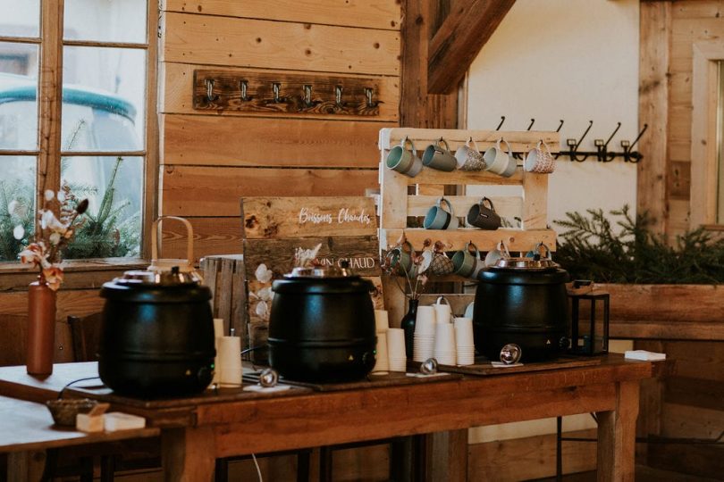 Un mariage en hiver à La Drille au bord de l'eau en Alsace - Photos : Photography by Chloé - Blog mariage : La mariée aux pieds nus