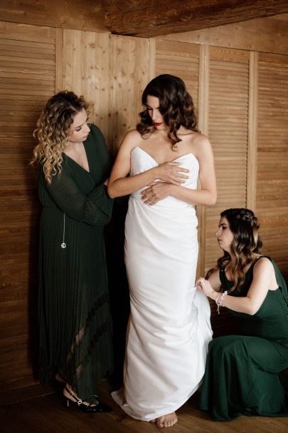 Un mariage sous la neige au Lodji Hotel en Haute-Savoie - Photographes : Dall'K - NBlog mariage : La mariée aux pieds nus