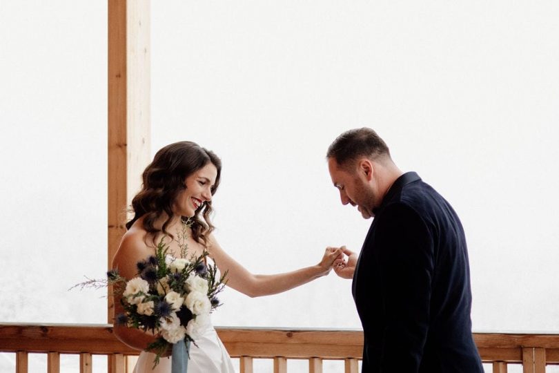 Un mariage sous la neige au Lodji Hotel en Haute-Savoie - Photographes : Dall'K - NBlog mariage : La mariée aux pieds nus