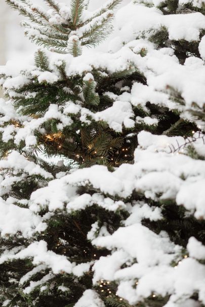 Un mariage sous la neige au Lodji Hotel en Haute-Savoie - Photographes : Dall'K - NBlog mariage : La mariée aux pieds nus