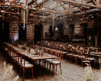 Un mariage industriel et boho dans un entrepôt - Photos : Pinewood Weddings - Blog mariage : La mariée aux pieds nus