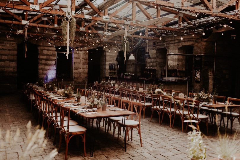 Un mariage industriel et boho dans un entrepôt - Photos : Pinewood Weddings - Blog mariage : La mariée aux pieds nus