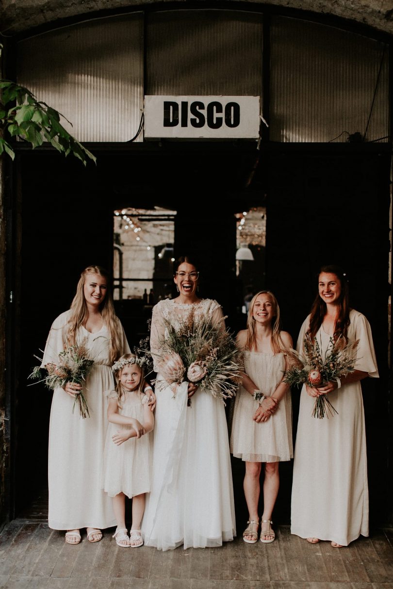 Un mariage industriel et boho dans un entrepôt - Photos : Pinewood Weddings - Blog mariage : La mariée aux pieds nus