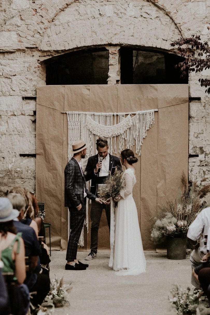 Un mariage industriel et boho dans un entrepôt - Photos : Pinewood Weddings - Blog mariage : La mariée aux pieds nus