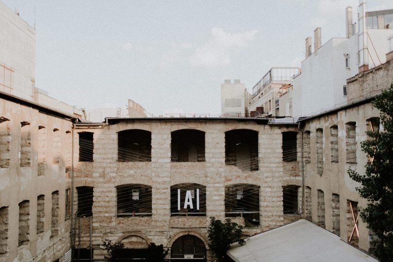 Un mariage industriel et boho dans un entrepôt - Photos : Pinewood Weddings - Blog mariage : La mariée aux pieds nus