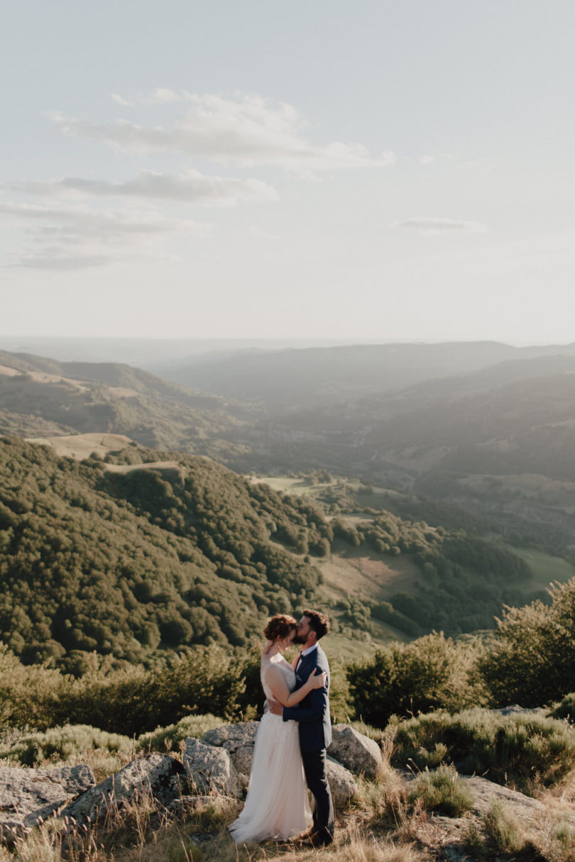 Un mariage intime en Auvergne - A découvrir sur le blog mariage www.lamarieeauxpiedsnus.com - Photos : You Made My Day - Baptiste Hauville