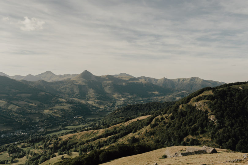 Un mariage intime en Auvergne - A découvrir sur le blog mariage www.lamarieeauxpiedsnus.com - Photos : You Made My Day - Baptiste Hauville