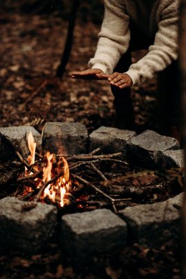 Un mariage intime en pleine forêt au Domaine de La Roche Couloir - Photos : Mélody Barabé - Blog mariage : La mariée aux pieds nus