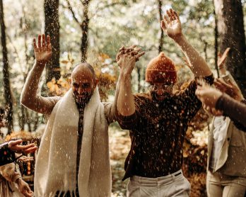 Un mariage intime en pleine forêt au Domaine de La Roche Couloir - Photos : Mélody Barabé - Blog mariage : La mariée aux pieds nus