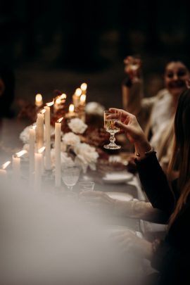 Un mariage intime en pleine forêt au Domaine de La Roche Couloir - Photos : Mélody Barabé - Blog mariage : La mariée aux pieds nus