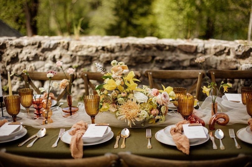 Un mariage en jaune à l'Abbaye d'Aulps en Haute-Savoie - Photos : Dall'K Photography - Blog mariage : La mariée aux pieds nus