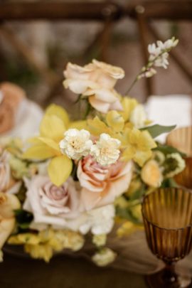 Un mariage en jaune à l'Abbaye d'Aulps en Haute-Savoie - Photos : Dall'K Photography - Blog mariage : La mariée aux pieds nus