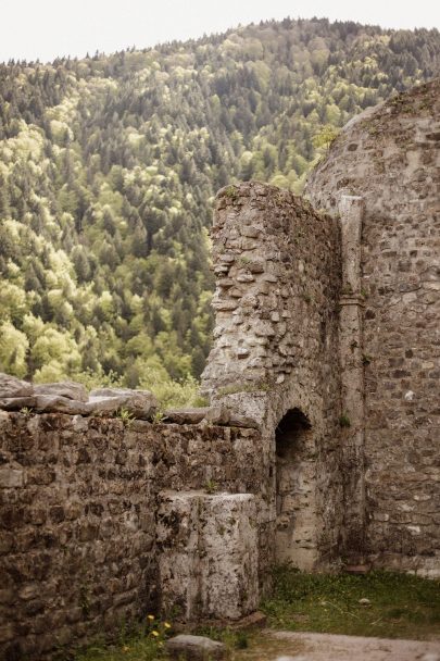 Un mariage en jaune à l'Abbaye d'Aulps en Haute-Savoie - Photos : Dall'K Photography - Blog mariage : La mariée aux pieds nus