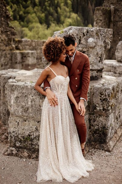 Un mariage en jaune à l'Abbaye d'Aulps en Haute-Savoie - Photos : Dall'K Photography - Blog mariage : La mariée aux pieds nus