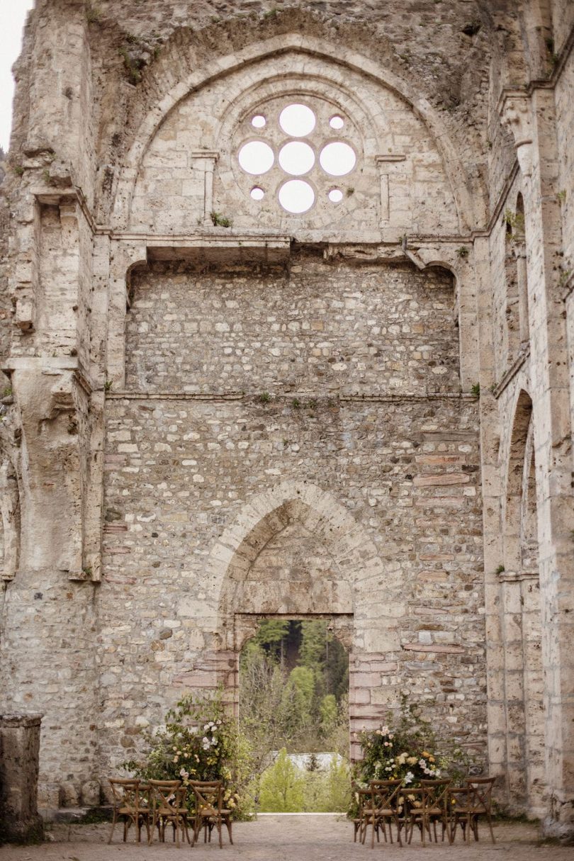 Un mariage en jaune à l'Abbaye d'Aulps en Haute-Savoie - Photos : Dall'K Photography - Blog mariage : La mariée aux pieds nus