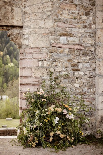 Un mariage en jaune à l'Abbaye d'Aulps en Haute-Savoie - Photos : Dall'K Photography - Blog mariage : La mariée aux pieds nus