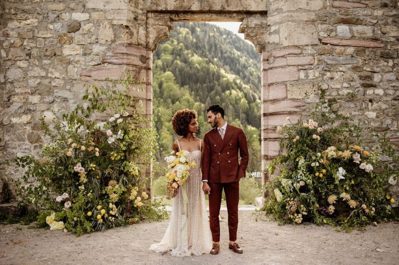 Un mariage en jaune à l'Abbaye d'Aulps en Haute-Savoie - Photos : Dall'K Photography - Blog mariage : La mariée aux pieds nus