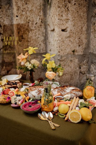 Un mariage en jaune à l'Abbaye d'Aulps en Haute-Savoie - Photos : Dall'K Photography - Blog mariage : La mariée aux pieds nus