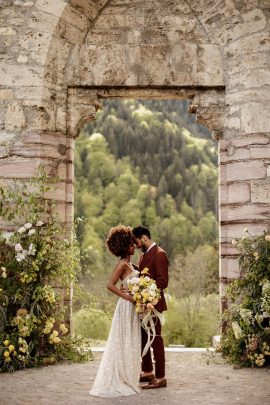 Un mariage en jaune à l'Abbaye d'Aulps en Haute-Savoie - Photos : Dall'K Photography - Blog mariage : La mariée aux pieds nus