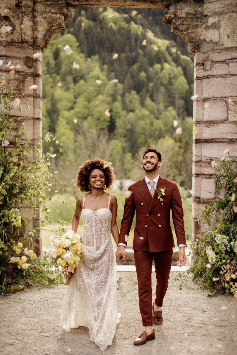 Un mariage en jaune à l'Abbaye d'Aulps en Haute-Savoie - Photos : Dall'K Photography - Blog mariage : La mariée aux pieds nus