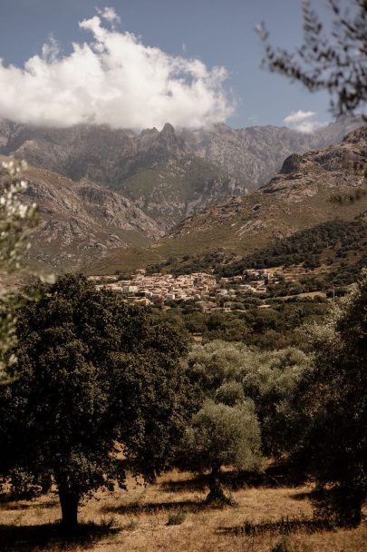 Un mariage en jaune en Corse - Photos : Dall'k - Blog mariage : La mariée aux pieds nus