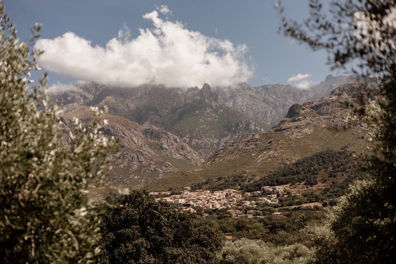 Un mariage en jaune en Corse - Photos : Dall'k - Blog mariage : La mariée aux pieds nus