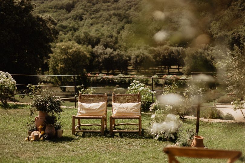 Un mariage en jaune au Domaine de Valbonne en Provence - Agence : French Kiss - Blog mariage : La mariée aux pieds nus