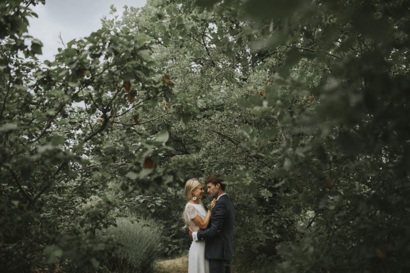 Un mariage simple esprit Kinfolk dans le Luberon - Photos : Lorenzo Accardi Weddings - Blog mariage : La mariée aux pieds nus