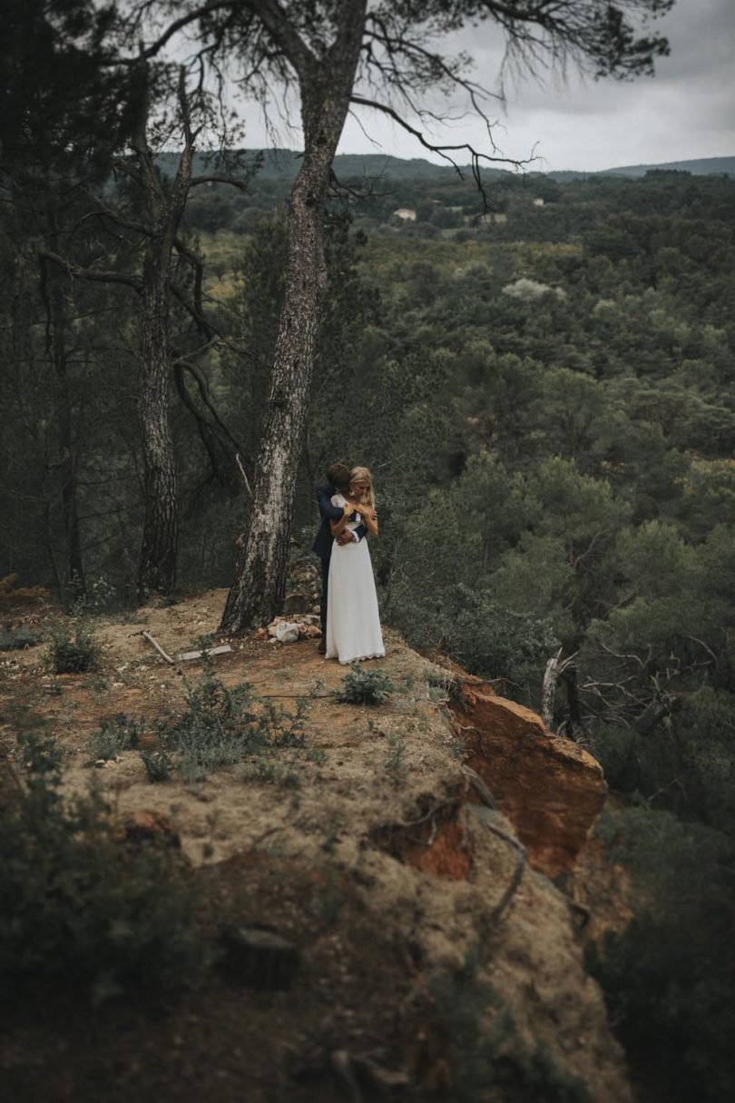 Un mariage simple esprit Kinfolk dans le Luberon - Photos : Lorenzo Accardi Weddings - Blog mariage : La mariée aux pieds nus