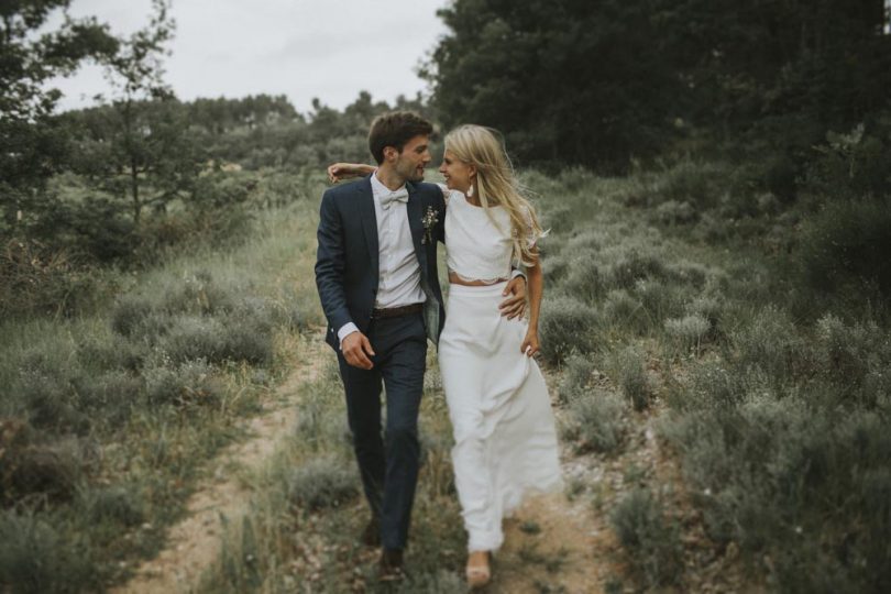 Un mariage simple esprit Kinfolk dans le Luberon - Photos : Lorenzo Accardi Weddings - Blog mariage : La mariée aux pieds nus