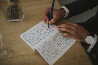 Un mariage simple esprit Kinfolk dans le Luberon - Photos : Lorenzo Accardi Weddings - Blog mariage : La mariée aux pieds nus