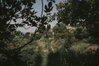 Un mariage simple esprit Kinfolk dans le Luberon - Photos : Lorenzo Accardi Weddings - Blog mariage : La mariée aux pieds nus