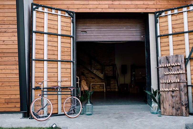 Un mariage industriel et végétal inspiré par Kinfolk à découvrir sur le blog mariage www.lamarieeauxpiedsnus.com - Photos : Konstantin Korfee