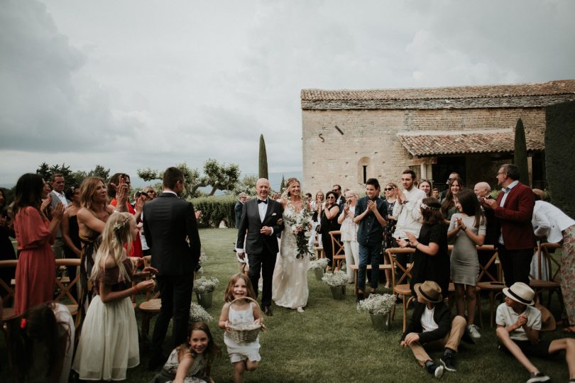 Un mariage dans le Lubéron à l'abbaye Saint Eusèbe - La mariée aux pieds nus