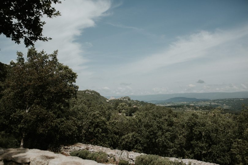 Un mariage dans le Lubéron à l'abbaye Saint Eusèbe - La mariée aux pieds nus