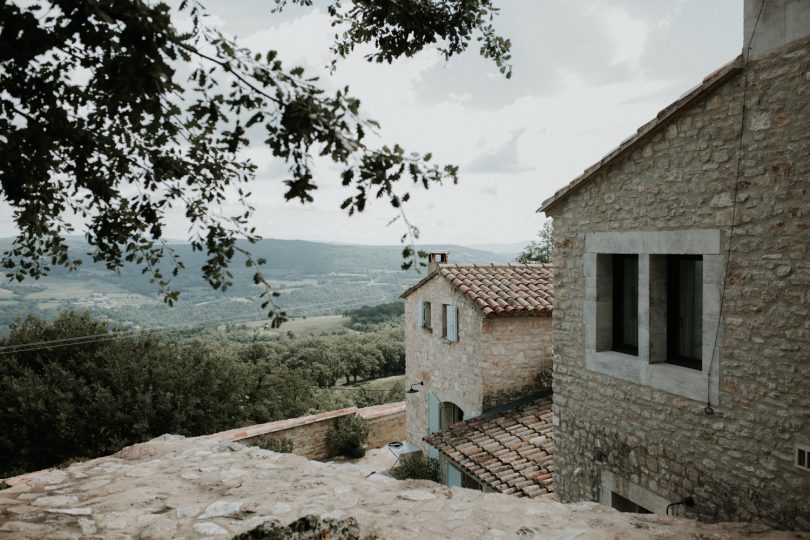 Un mariage dans le Lubéron à l'abbaye Saint Eusèbe - La mariée aux pieds nus