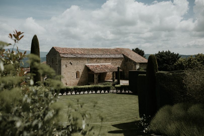 Un mariage dans le Lubéron à l'abbaye Saint Eusèbe - La mariée aux pieds nus