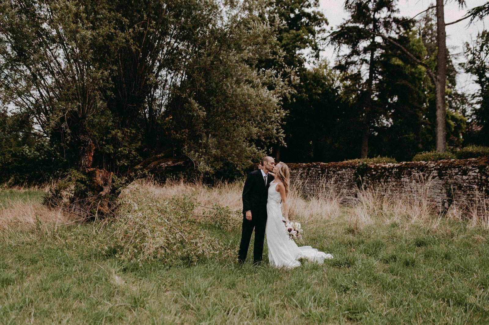 Un mariage au Manoir Equivocal en Bourgogne-Franche-Comté - Photos : Julie Blin - Blog mariage : La mariée aux pieds nus