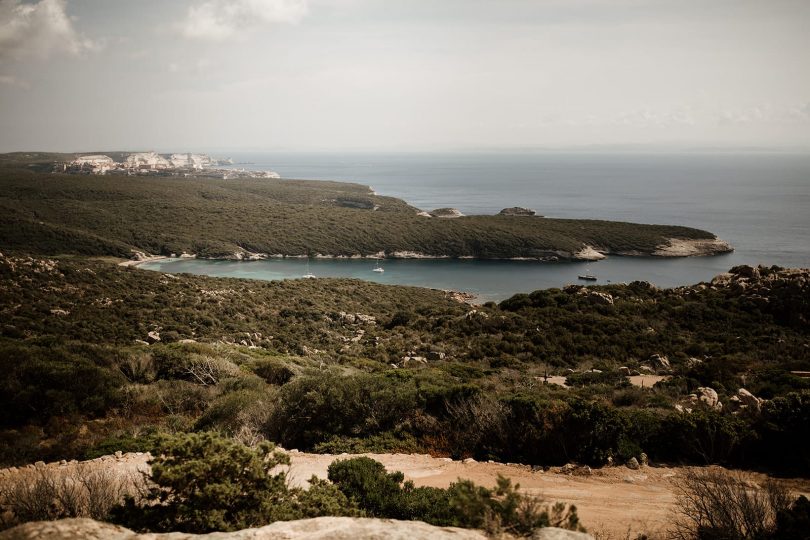 Un mariage au Maora Beach en Corse - Photos : Coralie Lescieux - Blog mariage : La mariée aux pieds nus