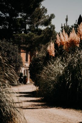 Un mariage au Mas d'Arvieux en Provence - Photos : Laurene and the Wolf - Blog mariage : La mariée aux pieds nus