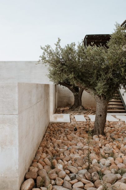 Un mariage minimaliste dans les Alpilles en Provence - Photos : SoulPics - Blog mariage : La mariée aux pieds nus