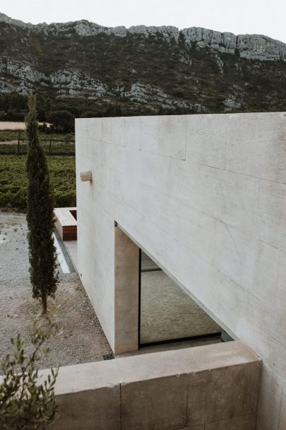 Un mariage minimaliste au Domaine du Vallon des Glauges en Provence - Photos : SoulPics - Blog mariage : La mariée aux pieds nus