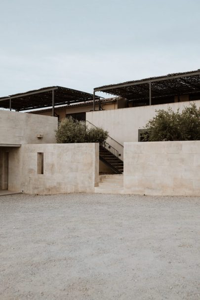 Un mariage minimaliste au Domaine du Vallon des Glauges en Provence - Photos : SoulPics - Blog mariage : La mariée aux pieds nus