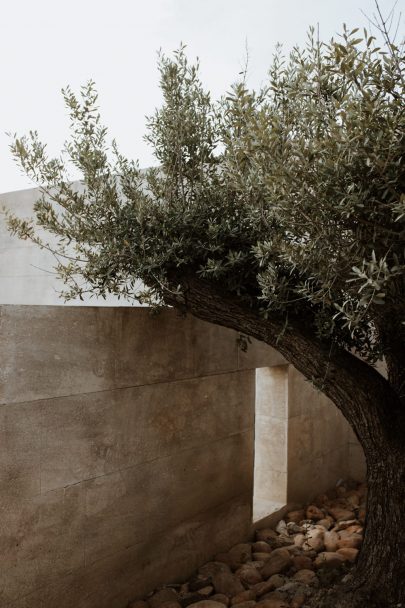 Un mariage minimaliste au Domaine du Vallon des Glauges en Provence - Photos : SoulPics - Blog mariage : La mariée aux pieds nus